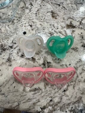 Tommee Tippee and Nanobebe Pacifier Set